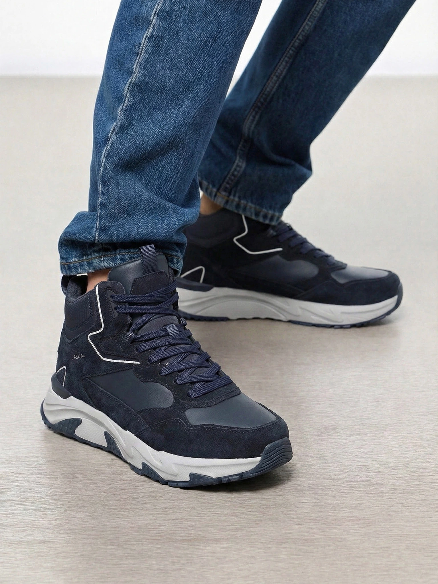 Кроссовки синего цвета комбинированные на средней подошве